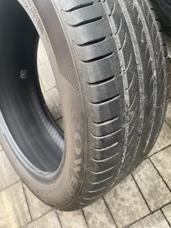 Opona samochodowa z widocznymi przebarwieniami na boku.