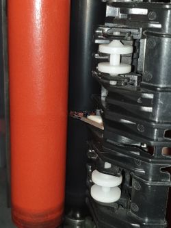 Brother DCP-9020CDW - Uszkodzony toner, pionowy pas i wgniecenia na wydrukach