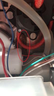 Wnętrze ekspresu do kawy Siemens z widocznym wyciekiem wody przy przewodzie i zaworze