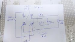 Ręcznie narysowany schemat elektryczny podłączenia jednofazowego silnika.