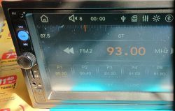 Ekran samochodowego radia multimedialnego z tunerem FM ustawionym na 93,00 MHz