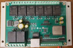 Ośmiokanałowy sterownik Ethernet z przekaźnikami na zielonej płytce PCB.