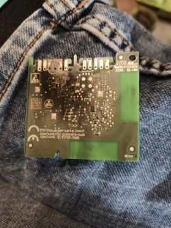 Uszkodzony moduł elektroniczny BSH Hausgeräte GmbH z nadpaleniami na płytce PCB