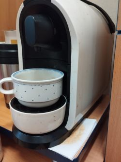 Ekspres Tchibo Cafissimo z wyciekającą kawą po lewej stronie.