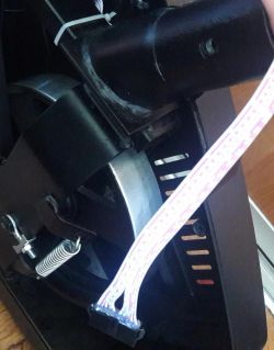 Jak podłączyć przewody do gniazda zasilającego w GYMTEK XB2000?