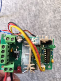 Zbliżenie na układ elektroniczny z kondensatorem i rezystorem na płytce.
