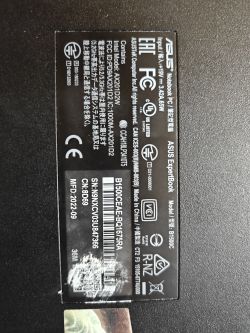 Naklejka informacyjna na spodzie laptopa ASUS ExpertBook z modelem B1500CEAE