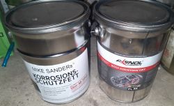 Dwa metalowe pojemniki z woskami konserwacyjnymi Mike Sanders i Axenol