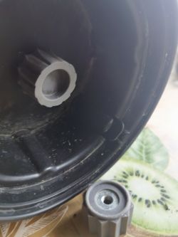 Zbliżenie na plastikowe koła zębate w mechanizmie sprzęgła.