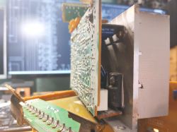 Wnętrze wzmacniacza Sony MHC-4700 z wyeksponowaną płytką drukowaną i elementami elektronicznymi