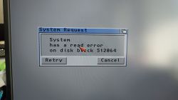 Ein Computerbildschirm zeigt eine Lesefehlernachricht auf dem Festplattenblock 512864 mit den Optionen Retry und Cancel.
