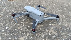 Dron Autel EVO w szarym kolorze umieszczony na kamienistej nawierzchni.