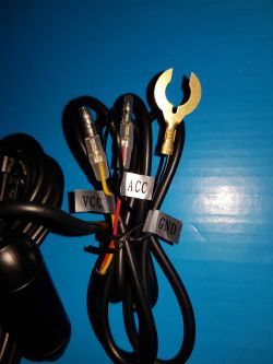 Podłączenie kamerki samochodowej DDPAI Mola 3: zrozumienie oznaczeń przewodów VCC, ACC, GND