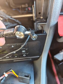 Audi B5 radio niefabryczne + separator ISO-DIN, czemu słaby sygnał FM?