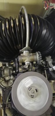 Szafa grająca ,,Rock-Ola 453,, - Zacięty mechanizm od podawania płyt. Szafa grająca ,,Rock-Ola 453,, - Zacięty mechanizm od podawania płyt.