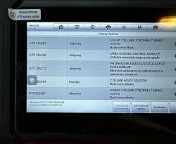 Ekran diagnostyczny z kodami błędów dla Renault Trafic III 2.0 DCI z 2020 roku.