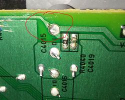 Zbliżenie na płytkę PCB z oznaczonym kondensatorem C4015 i ścieżkami lutowniczymi