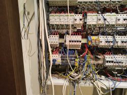 Złożona rozdzielnica elektryczna pełna przewodów i komponentów.