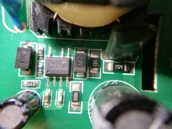 Zbliżenie na płytkę drukowaną z układem PN8366 i rezystorem R820 o wartości 0,82 ohma.