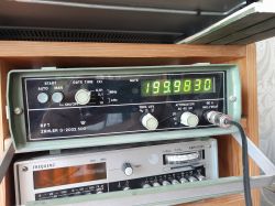 Miernik częstotliwości RFT G-2002.500 z wynikiem pomiaru 199,9830 MHz