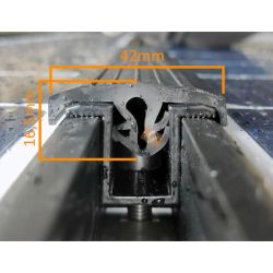 Uszczelka gumowa montowana na metalowym profilu z zaznaczonymi wymiarami 42 mm i 16,5 mm