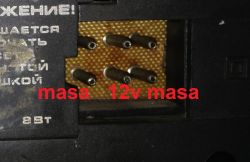 Zbliżenie na gniazdo z sześcioma pinami i opisem: masa, 12V, masa