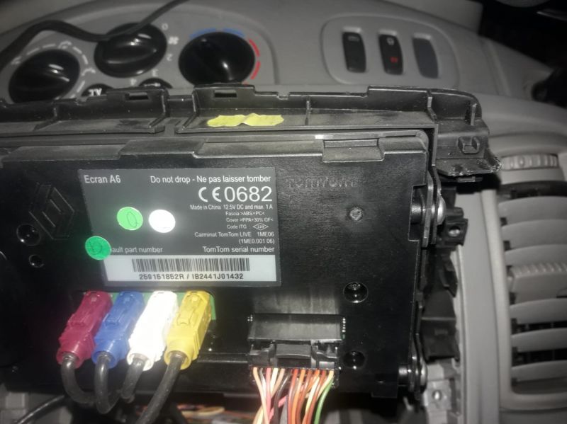 Opel Vivaro 2010, nawigacja TOMTOM (fabryczna) - jak podłączyć kamerę cofania?