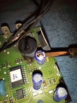 Zbliżenie na uszkodzoną płytkę elektroniczną z elementami elektronicznymi