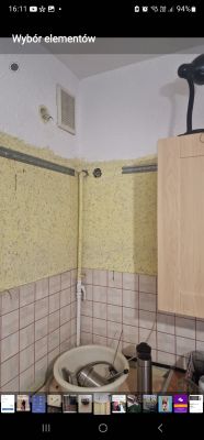 Kuchnia z widoczną instalacją elektryczną i miejscem na okap.