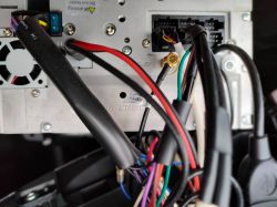 Podłączenie monitora podsufitowego do stacji multimedialnej w aucie