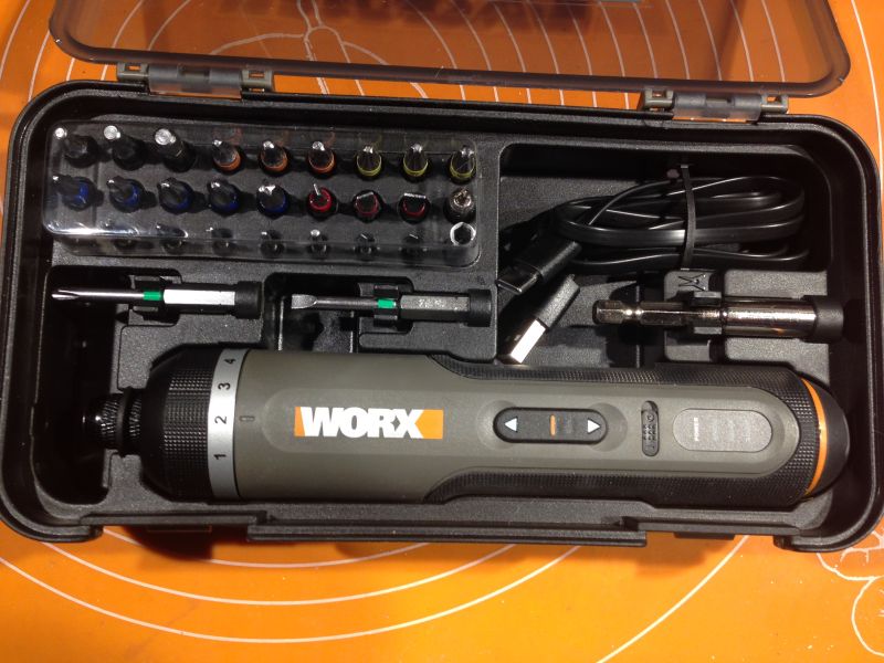 Zestaw elektrycznego wkrętaka WORX w plastikowej skrzynce