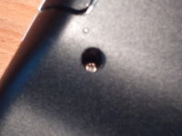 Starte śrubki w laptopie.