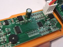 Zbliżenie na płytkę drukowaną z elementami elektronicznymi stacji lutowniczej T12OAS.
