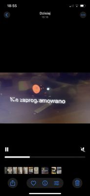 Zdjęcie ekranu telewizora z wyświetlonym tekstem Nie zaprogramowano na tle z zakłóceniami.