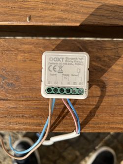 Sterownik Wi-Fi OXT do bramy garażowej z oznaczeniami złączy.