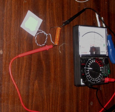 Radioaktywny wyświetlacz elektroluminescencyjny