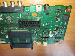 Zdjęcie płyty głównej telewizora Sony KDL-32R410B z różnymi elementami elektronicznymi.