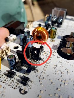 iRobot Roomba 531 - Koło blokuje się po ponownym montażu, co może być przyczyną?