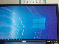 Zniekształcony obraz na zewnętrznym monitorze podłączonym do laptopa.