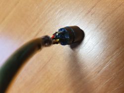 Zbliżenie na złącze 6-stykowe z czterema przewodami różnego koloru.