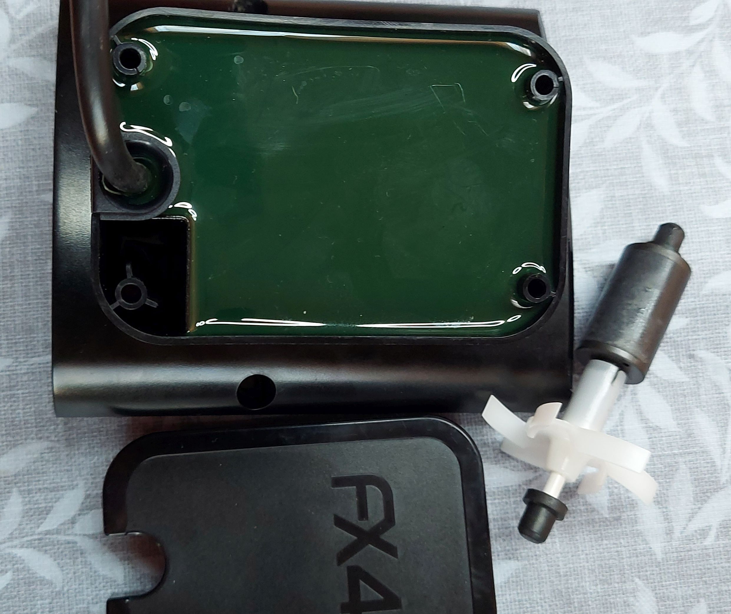 Naprawa silnika Fluval FX4 jak usunąć żywicę i sprawdzić kondensator