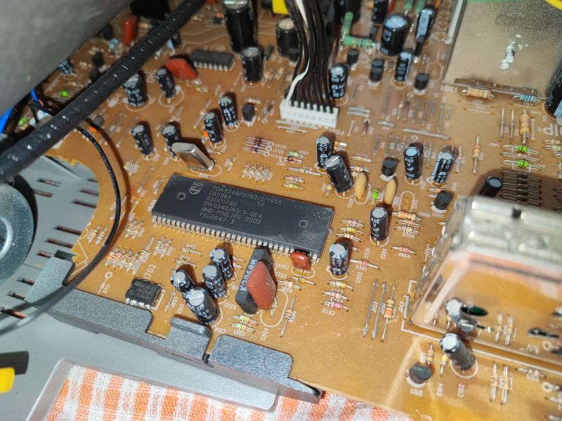 Wnętrze telewizora kineskopowego Daewoo K14C5GT z widoczną płytą główną i układami elektronicznymi.