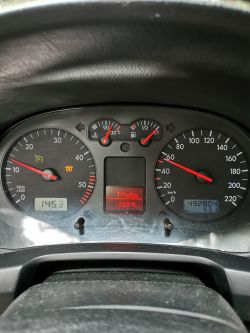 Deska rozdzielcza samochodu z widocznym wskaźnikiem temperatury