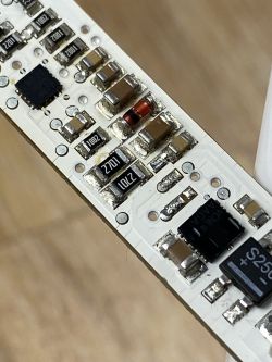 Zbliżenie na płytkę obwodu elektronicznego w lampce LED.