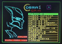 Ekran startowy komputera retro Cobra1 CP/M z menu programów i stylizowaną grafiką twarzy po lewej stronie.