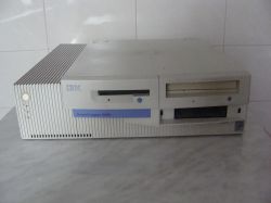 Komputer IBM Personal Computer 300PL w szarej obudowie, widok z przodu na blacie