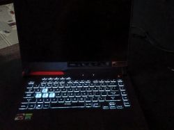 Włączony laptop z nieaktywnym ekranem i podświetloną klawiaturą Laptop z podświetlaną klawiaturą i czarnym, nieaktywnym ekranem