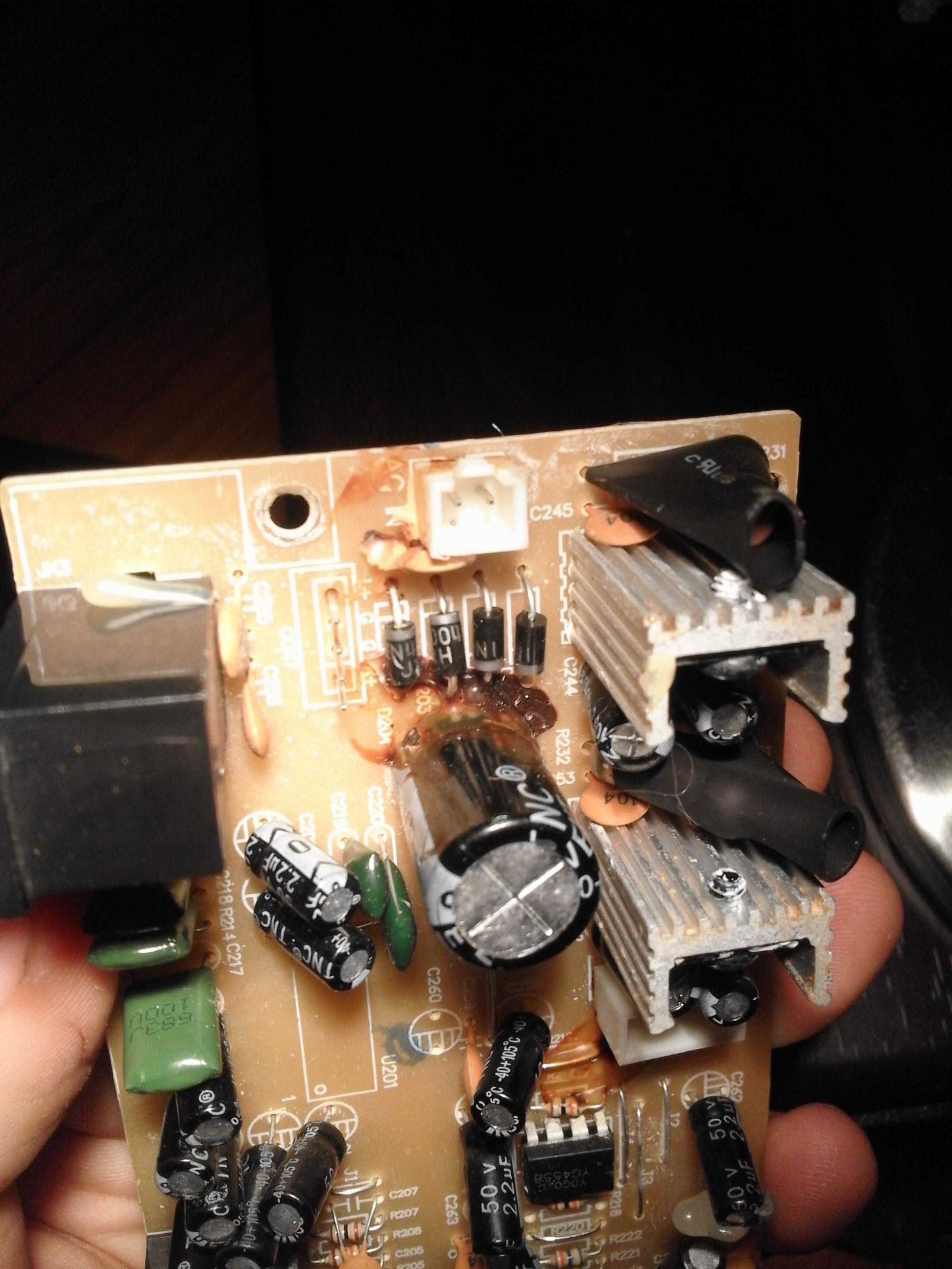 Microlab Fc530U - trzaski z subwoofera, czy to rozlane kondensatory?