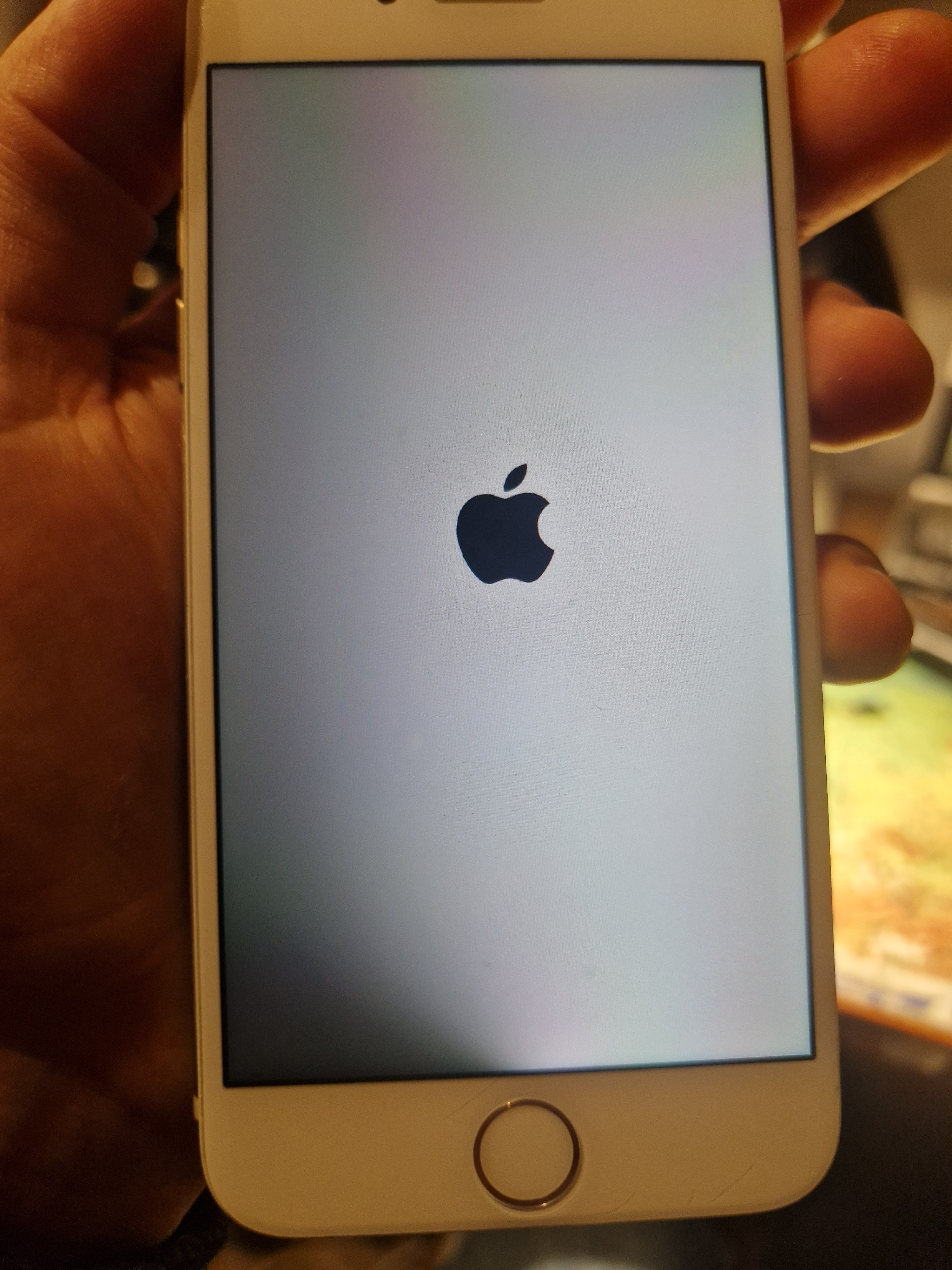 iphone-7-brak-pod-wietlenia-ekranu-podejrzenie-p-yty-g-wnej