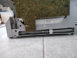 Widok wnętrza zmywarki Bosch z widocznym mechanizmem sprężynowym.